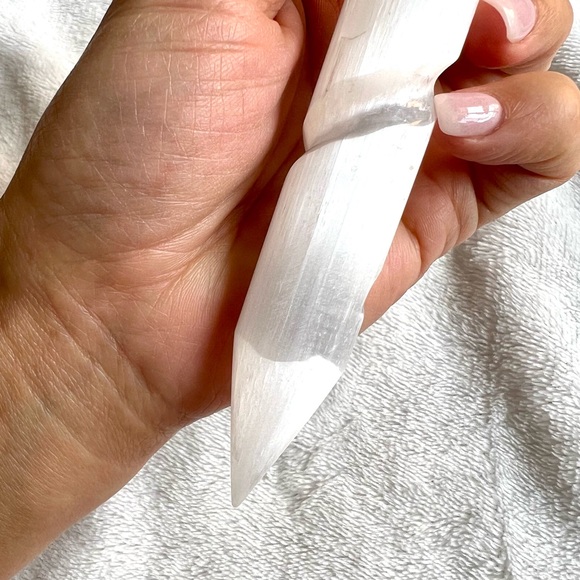 Selenite Crystal Charging “Unicorn Horn” Wand - Picture 4 of 12